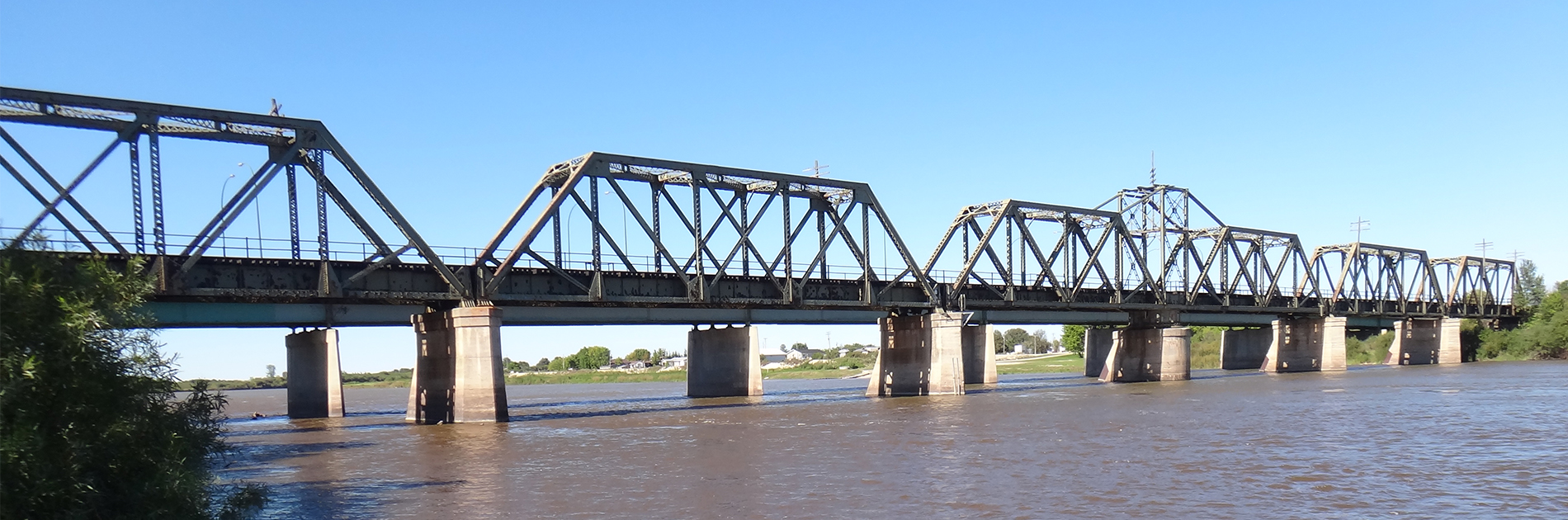Le pont ferroviaire traversant la rivière Saskatchewan à The Pas, au Manitoba