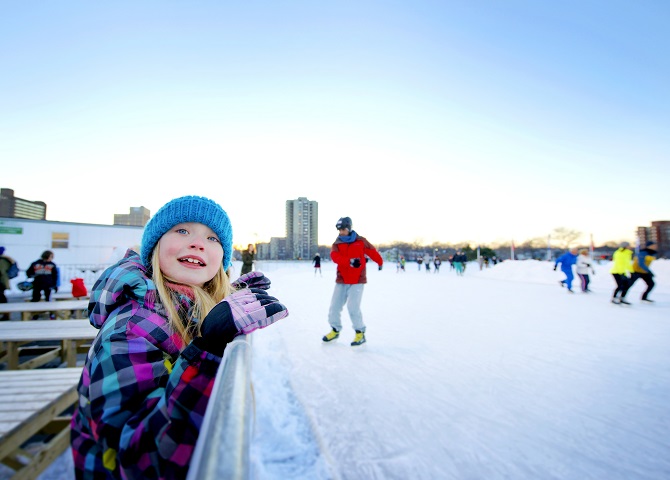 Enfants en patins, Emeral Oval, guide touristique, sport d’hiver, Nouvelle-Écosse
