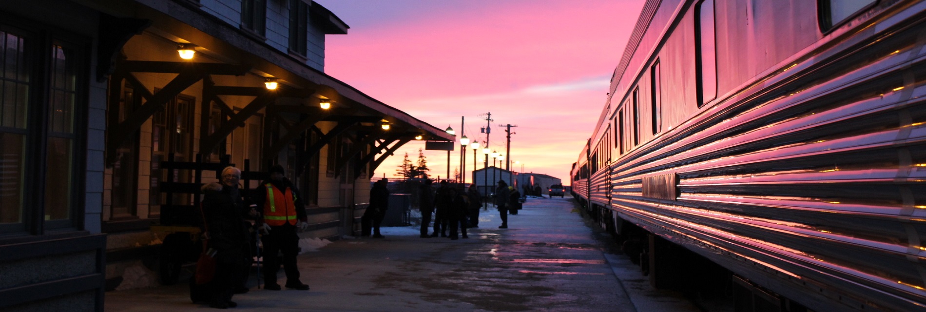 Ciel rose au-dessus de la gare de Churchill, au Manitoba. Endroits à visiter au Canada, Churchill, Manitoba
