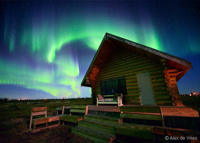 Aurore boréale au-dessus d’une cabane. Endroits à visiter au Canada, Churchill, Manitoba