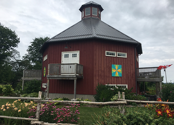 "barn quilt", Crazy Eight Barn, Chatham, Ontario