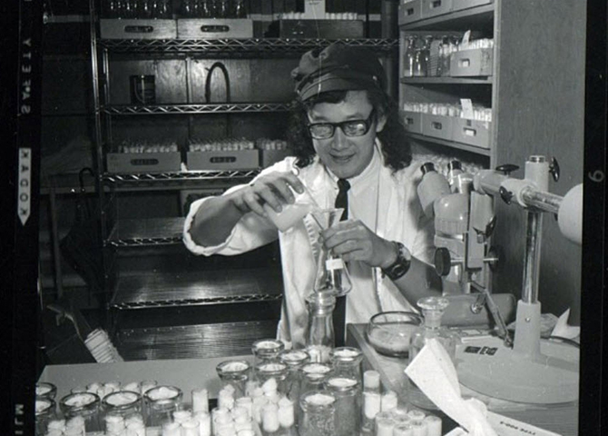 Un jeune David Suzuki travaillant dans le laboratoire (© @davidsuzukifdn)