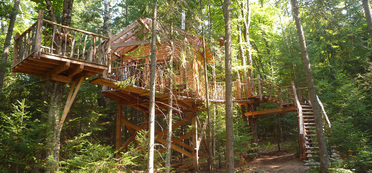 Glamping in a chalet perched in the trees, at Les Toits du Monde in Nominingue Glamping en chalet perché dans les arbres, aux Toits du Monde à Nominingue
