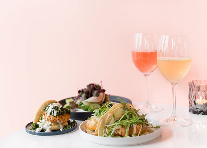 Tasty bites and crisp glasses of wine at Field Guide Bar (© Field Guide Bar)