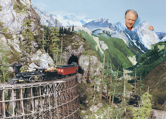 Le fondateur de Miniature World, George Devlin, admire son exposition du "Great Canadian Railway" (© Miniature World) 