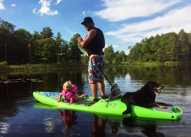 SUP with the family near Frontenac Provincial Park (© Frontenac Outfitters) 