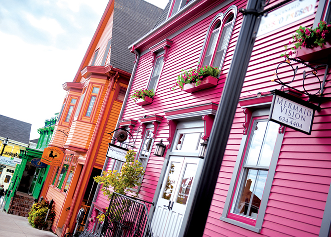 UNESCO World Heritage Site Lunenburg is filled with brightly painted houses (© Tourism Nova Scotia)