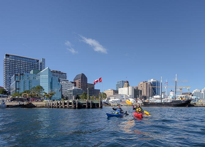 Kayak out to the islands in the Halifax Harbour to find beaches, parks, and ruins (© Tourism Nova Scotia) 