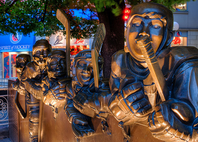 La sculpture «Our Game» devant le Temple de la renommée du hockey (© AJ Messier / HHOF Images)